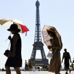 Torre Eiffel reabre al público tras ocho meses de cierre por la pandemia