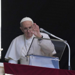 El papa vuelve a su ventana del Vaticano tras operación