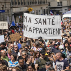 Miles protestan en Francia contra vacunación y pases COVID