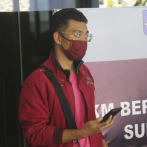 Hombre con COVID se disfraza para abordar avión en Indonesia