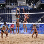 Mujeres del voleibol de playa prefieren utilizar bikinis