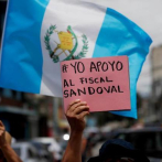 Guatemaltecos bloquean carreteras y exigen renuncia del presidente y fiscal