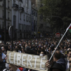 La policía francesa enfrenta a manifestantes del pase antivirus en París