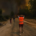 Incendios devoran poblados cerca de playas en Turquía