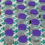 EE.UU. se niega a elegir entre donar vacunas y reservarse terceras dosis