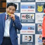 Alcalde japonés ofrece disculpas por morder medalla olímpica de softbolista