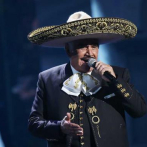 Cantante mexicano Vicente Fernández recupera ligera movilidad tras caída