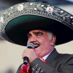 Vicente Fernández se recupera de caída con respirador de soporte