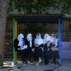 Niñas afganas regresan a la escuela en Herat tras la toma del poder de los talibanes