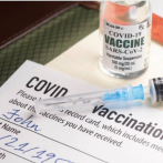 ¡Atrapados! Pareja viaja con tarjeta de vacunación falsa y son arrestados en Hawai