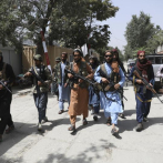 Talibán dispersa inusual protesta de afganos; hay un muerto