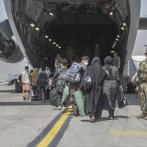 Aceleran evacuaciones desde Kabul; persisten amenazas