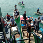 En Indonesia vacunan a pescadores en medio del mar