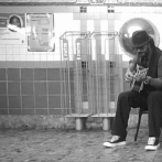 Ricardo Arjona canta en metro de Nueva York y no le hacen caso, creen era imitador