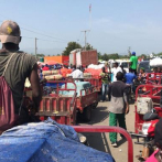 Camioneros y comerciantes haitianos bloquean el paso fronterizo entre Juana Méndez y Dajabón