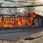 Fuego destruye los bares y restaurantes de Pueblo de Pescadores en Las Terrenas