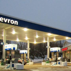 Presionada, la petrolera Chevron invierte modestamente en energías más limpias