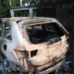 Hallan tres cadáveres en interior de yipeta quemada en batey de San Pedro de Macorís