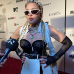 Madonna en Nueva York, la del corsé negro de profundo escote, unas gafas de sol blancas y una brillante corona