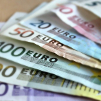 El euro cae tras pérdida de confianza empresarial