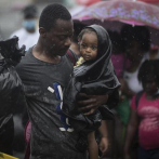 Haitianos ayudan a los venezolanos en la frontera colombo-panameña