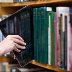Libros digitales ganan espacio mientras bibliotecas agonizan