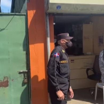 Operativo de Pro Consumidor en puestos de medicamentos en Moca termina a tiros, botellazos y piedras