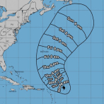 El huracán Sam sigue su camino hacia el noroeste con potentes vientos