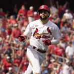 Cardenales vencen a Cerveceros con jonrones de Carlson