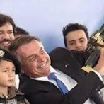 Bolsonaro pone a un niño con un fusil de juguete como 