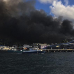 Incontrolable incendio consume decenas de viviendas en isla del Caribe hondureño