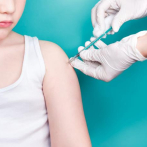 Padres difieren sobre aplicación de vacuna a niños de cinco años