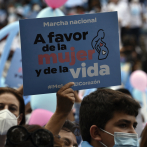 Hacen ecografía a menor embarazada en multitudinaria protesta antiaborto en México