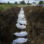 Panamá entierra a más migrantes muertos en jungla del Darién