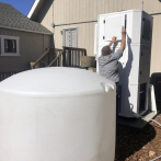 En California, muchos usan máquinas para sacar agua del aire