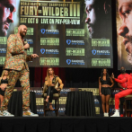 Wilder afirma que Fury manipuló los guantes; el campeón lo desmiente