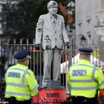 Greenpeace empapa en petróleo una estatua de Boris Johnson ante su residencia