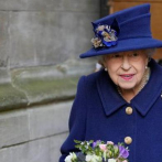 La reina Isabel II vista en público con un bastón
