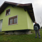Hombre construye casa giratoria como monumento de amor para su esposa