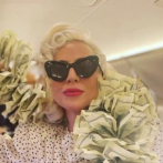 Lady Gaga se forra el cuello de dólares, presume bufanda confeccionada con billetes de US$100