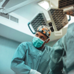 Cirujano ayuda a pacientes con alogenosis iatrogénica