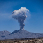 Nube de ceniza del volcán obliga a suspender vuelos en aeropuerto de La Palma