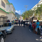 Filas en los centros de vacunación en Puerto Plata ante la exigencia de la tarjeta en negocios y transporte