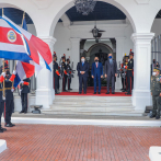 Abinader sostiene encuentro con presidente panameño a su llegada a ese país