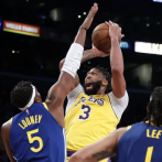 Warriors superan a Lakers con triple-doble de Curry