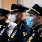 Nueva York obliga a policía y bomberos a vacunarse contra covid-19