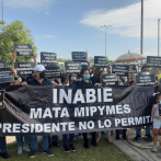 Dueños de Mypimes protestan licitaciones del Inabie en acto de Abinader