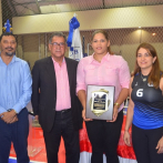 El Club Naco reconoce a la voleibolista Prisilla Rivera
