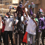 Manifestantes cortan calles tras el golpe militar en Sudán