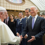 Biden rinde homenaje al papa Francisco, 